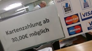 Berliiniläisessä uimahallissa korttimaksuja vastaanotetaan 30 euron summasta alkaen. Monessa ravintolassa ja pikkukaupassa kelpaa vain käteinen. Korttimaksamisen kustannusten välttelyä vai kuititonta ja harmaata hintatason säätelyä?