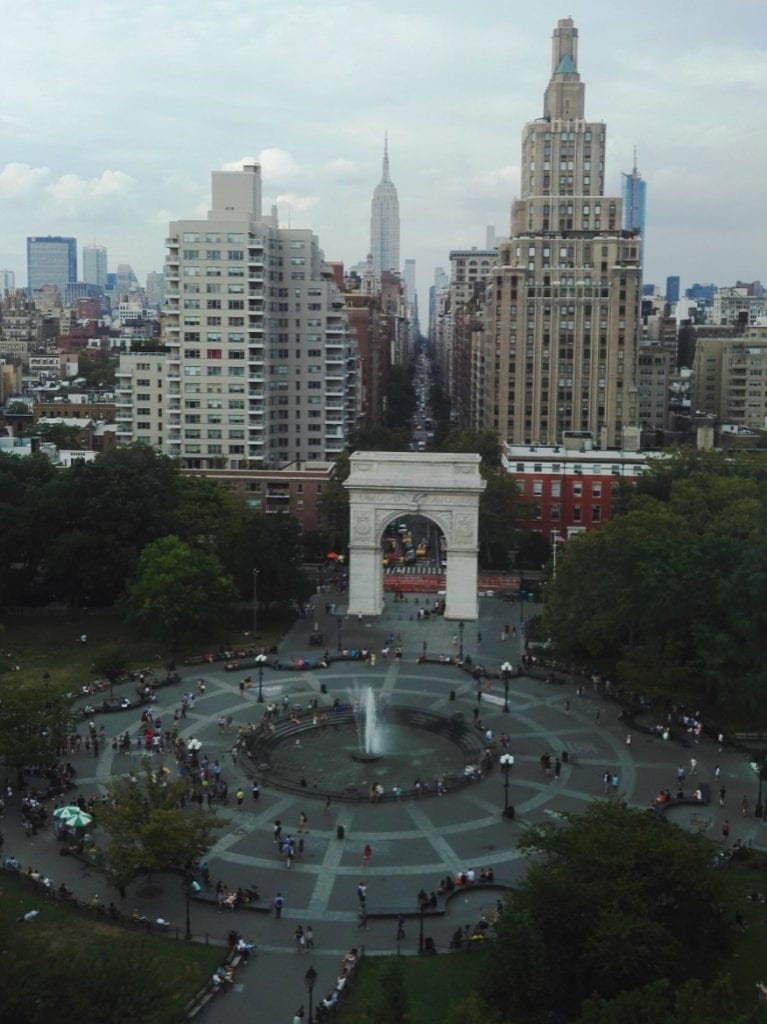 New Yorkin yliopisto sijaitsee ihan kaupungin ytimessä, Washington Square Parkin ympärillä. Välillä on vaikea keskittyä opetukseen, kun unohtuu tuijottamaan ikkunan takana odottavaa maisemaa. Kuva tosin on otettu vasta luennon jälkeen. 