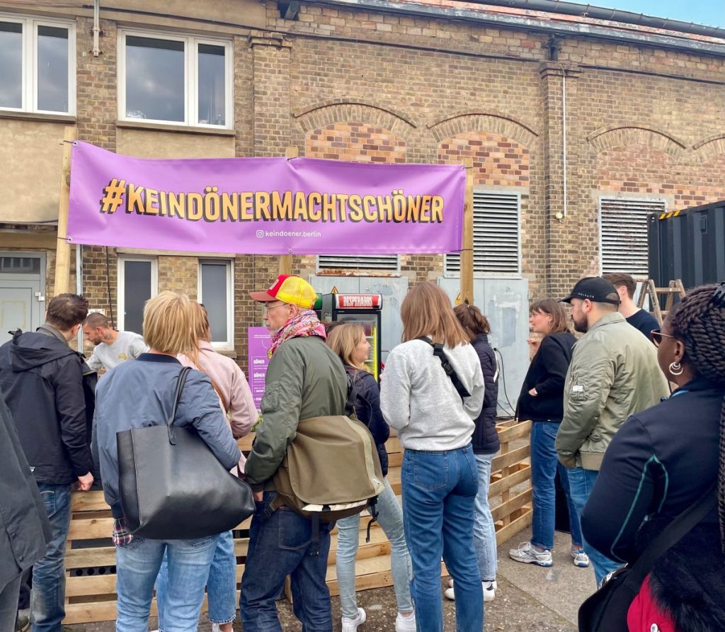 Dönerkioskit, trendikuppilat ja hummustaivaat kukoistavat Berliinissä maailman kriiseistä huolimatta