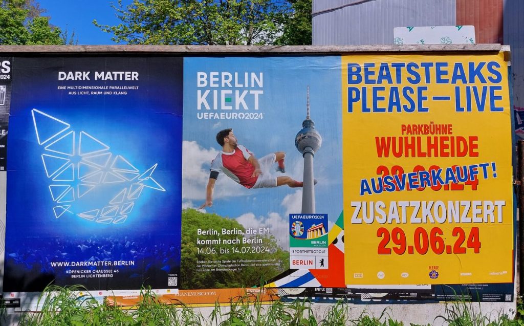 “Vain 40 sekunnissa huipulle” – Berliinin katukuva on täynnä sanaleikkejä